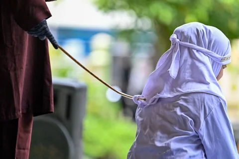 Algojo mengeksekusi cambuk terpidana pelanggar peraturan daerah (qanun) tentang hukum syariat Islam di Panggung Taman Bustanussalatin, Banda Aceh, Aceh, Selasa (07/04/2026).