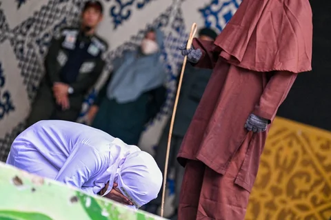 Terpidana pelanggar hukum syariat Islam menahan rasa sakit saat menjalani hukuman cambuk di Taman Bustanussalatin, Banda Aceh, Aceh, Selasa (07/04/2026)