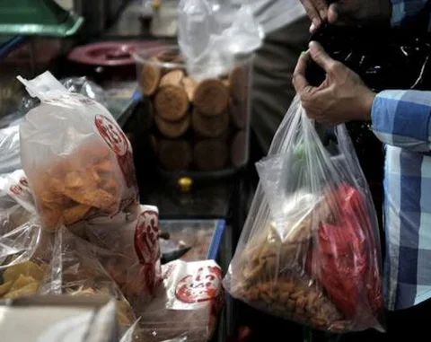 Warga menggunakan kantong plastik saat berbelanja di Pasar Tebet Barat, Jakarta, Kamis (6/2/2020). Pemprov DKI telah menetapkan Pasar Tebet Barat dan Pasar Tebet Timur sebagai pasar percontoh