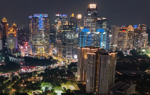 Foto udara suasana malam gedung-gedung bertingkat di kawasan Sudirman, Jakarta, Selasa (07/04/2026).