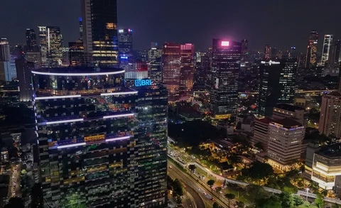 Foto udara suasana malam gedung-gedung bertingkat di kawasan Sudirman, Jakarta, Selasa (07/04/2026).
