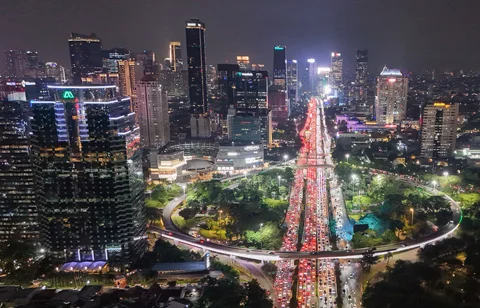 Foto udara suasana malam gedung-gedung bertingkat di kawasan Sudirman, Jakarta, Selasa (07/04/2026).