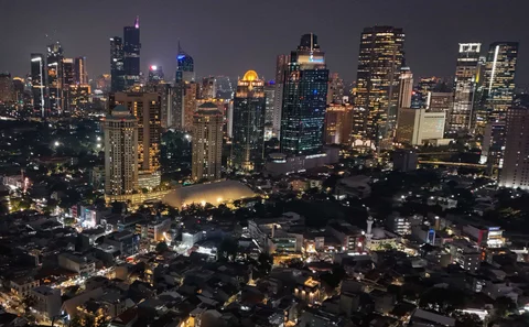 Foto udara suasana malam gedung-gedung bertingkat di kawasan Sudirman, Jakarta, Selasa (07/04/2026).
