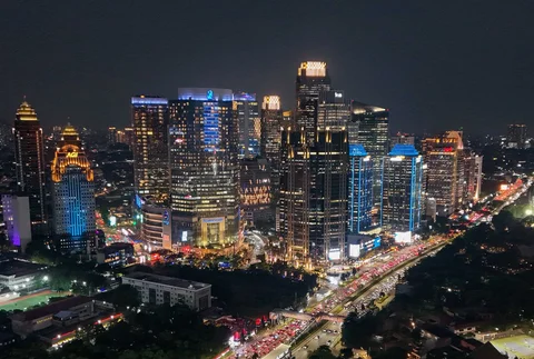 Foto udara suasana malam gedung-gedung bertingkat di kawasan Sudirman, Jakarta, Selasa (07/04/2026).