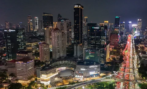 Foto udara suasana malam gedung-gedung bertingkat di kawasan Sudirman, Jakarta, Selasa (07/04/2026).