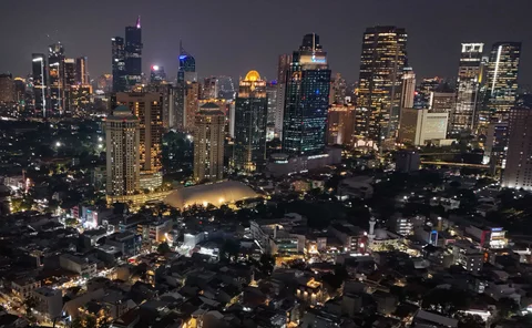 Foto udara suasana malam gedung-gedung bertingkat di kawasan Sudirman, Jakarta, Selasa (07/04/2026).