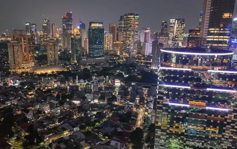Foto udara suasana malam gedung-gedung bertingkat di kawasan Sudirman, Jakarta, Selasa (07/04/2026).