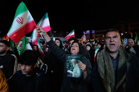 Para demonstran pro-pemerintah meneriakkan slogan-slogan sambil memegang bendera Iran dan poster mendiang Pemimpin Tertinggi Ayatollah Ali Khamenei dalam sebuah pertemuan setelah pengumuman gencatan senjata di Lapangan Enqelab-e-Eslami, Teheran, Iran, Rabu, (08/04/2026).