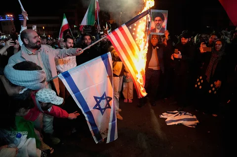 Para demonstran pro-pemerintah Iran membakar bendera AS dan Israel dalam sebuah pertemuan setelah pengumuman gencatan senjata di Lapangan Enqelab-e-Eslami, Teheran, Iran, Rabu, (08/04/2026).