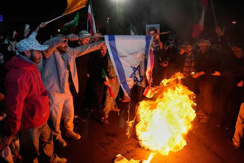 Para demonstran pro-pemerintah Iran membakar bendera AS dan Israel dalam sebuah pertemuan setelah pengumuman gencatan senjata di Lapangan Enqelab-e-Eslami, Teheran, Iran, Rabu, (08/04/2026).