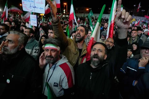 Para demonstran pro-pemerintah meneriakkan slogan-slogan sambil memegang bendera Iran dan poster mendiang Pemimpin Tertinggi Ayatollah Ali Khamenei dalam sebuah pertemuan setelah pengumuman gencatan senjata di Lapangan Enqelab-e-Eslami, Teheran, Iran, Rabu, (08/04/2026).