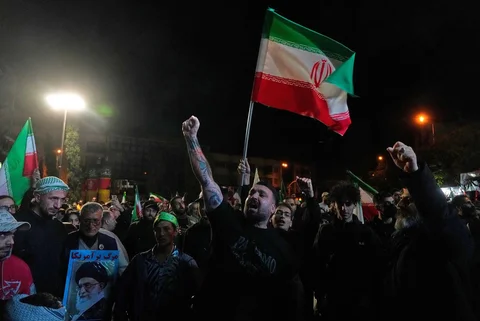 Para demonstran pro-pemerintah meneriakkan slogan-slogan sambil memegang bendera Iran dan poster mendiang Pemimpin Tertinggi Ayatollah Ali Khamenei dalam sebuah pertemuan setelah pengumuman gencatan senjata di Lapangan Enqelab-e-Eslami, Teheran, Iran, Rabu, (08/04/2026).