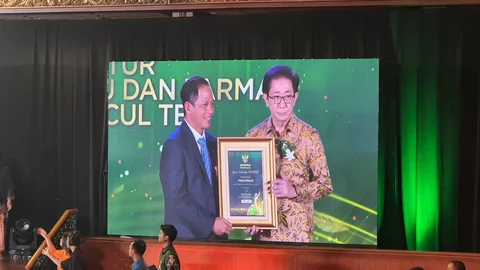 Menteri Lingkungan Hidup sekaligus Kepala BPLH, Hanif Faisol Nurofiq menyerahkan langsung penghargaan PROPER Emas 2025 kepada Direktur Sido Muncul, Dr. (H.C) Irwan Hidayat di Sasono Langen Budoyo, Taman Mini Indonesia Indah, Jakarta Timur, Selasa (7/4/2026).