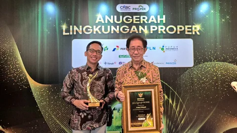 Direktur Sido Muncul, Dr. (H.C) Irwan Hidayat bersama Manager Lingkungan Sido Muncul, Amri Cahyono di acara Anugerah Lingkungan PROPER.