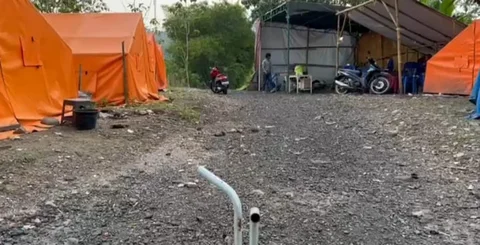Tenda pengungsian warga terdampak tanah bergerak