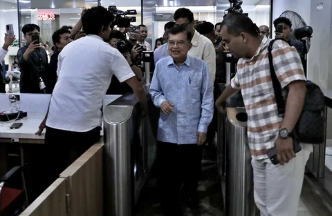 Wapres ke-10 dan ke-12 RI Jusuf Kalla (JK) didampingi kuasa hukumnya mendatangi Bareskrim Polri, Jakarta, Rabu (8/4/2026).