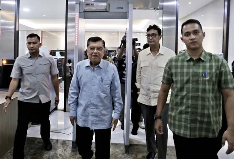 Wapres ke-10 dan ke-12 RI Jusuf Kalla (JK) didampingi kuasa hukumnya mendatangi Bareskrim Polri, Jakarta, Rabu (8/4/2026).