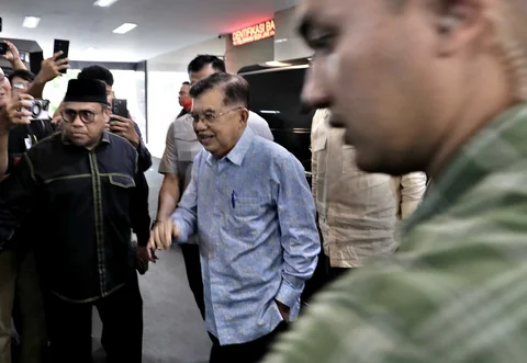 Wapres ke-10 dan ke-12 RI Jusuf Kalla (JK) didampingi kuasa hukumnya mendatangi Bareskrim Polri, Jakarta, Rabu (8/4/2026).