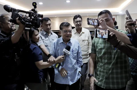 Wapres ke-10 dan ke-12 RI Jusuf Kalla (JK) didampingi kuasa hukumnya mendatangi Bareskrim Polri, Jakarta, Rabu (8/4/2026).