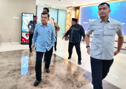 Wapres ke-10 dan ke-12 RI Jusuf Kalla (JK) didampingi kuasa hukumnya mendatangi Bareskrim Polri, Jakarta, Rabu (8/4/2026).
