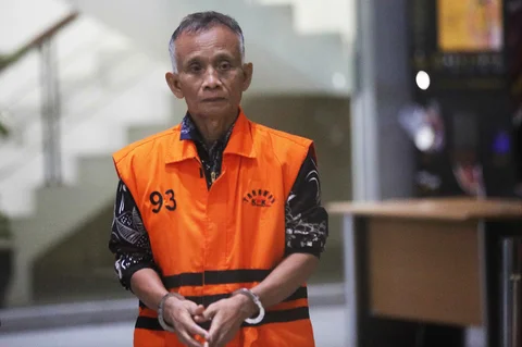 Tersangka kasus dugaan suap ijon proyek di lingkungan Pemerintah Kabupaten Bekasi, HM Kunang berjalan keluar Gedung Merah Putih Komisi Pemberantasan Korupsi, Jakarta, Rabu (8/4/2026).