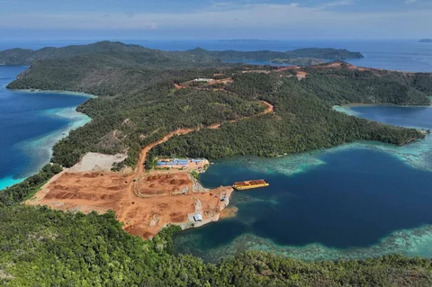 Lahan yang telah mengalami penggundulan hutan tempat penambangan nikel berlangsung di Pulau Kawe, Indonesia. (21/12/2024)