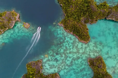Sebuah speedboat melintasi kepulauan Waigeo Barat, Raja Ampat, Indonesia, Kamis (05/03/2026).