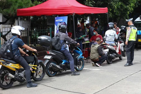 Petugas Sudin Lingkungan Hidup Jakarta Selatan melakukan uji emisi di kawasan Terminal Blok M, Jakarta Selatan, Kamis (09/04/2026).