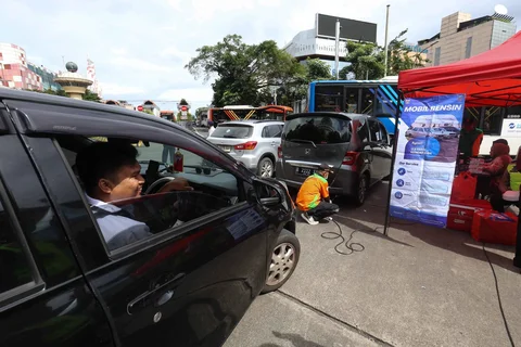 Petugas Sudin Lingkungan Hidup Jakarta Selatan melakukan uji emisi di kawasan Terminal Blok M, Jakarta Selatan, Kamis (09/04/2026).