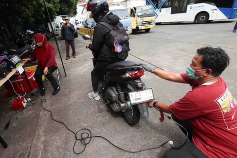 Petugas Sudin Lingkungan Hidup Jakarta Selatan melakukan uji emisi di kawasan Terminal Blok M, Jakarta Selatan, Kamis (09/04/2026).