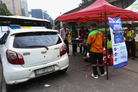 Petugas Sudin Lingkungan Hidup Jakarta Selatan melakukan uji emisi di kawasan Terminal Blok M, Jakarta Selatan, Kamis (09/04/2026).