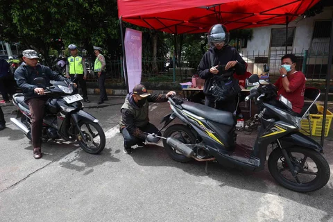 Petugas Sudin Lingkungan Hidup Jakarta Selatan melakukan uji emisi di kawasan Terminal Blok M, Jakarta Selatan, Kamis (09/04/2026).