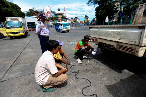 Petugas Sudin Lingkungan Hidup Jakarta Selatan melakukan uji emisi di kawasan Terminal Blok M, Jakarta Selatan, Kamis (09/04/2026).