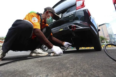 Petugas Sudin Lingkungan Hidup Jakarta Selatan melakukan uji emisi di kawasan Terminal Blok M, Jakarta Selatan, Kamis (09/04/2026).