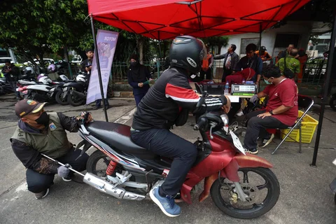 Petugas Sudin Lingkungan Hidup Jakarta Selatan melakukan uji emisi di kawasan Terminal Blok M, Jakarta Selatan, Kamis (09/04/2026).