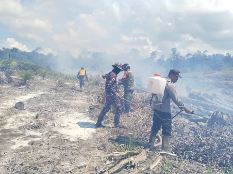Personel TNI AL bersama tim gabungan memadamkan kebakaran lahan di Dusun Camarbulan Desa Temajuk Kecamatan Paloh Kabupaten Sambas, Kalimantan Barat,  Rabu (06/04/2026).
