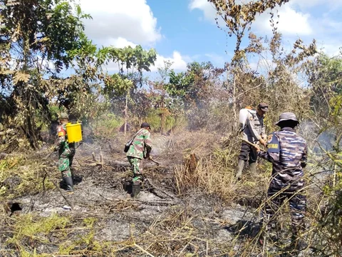 Personel TNI AL bersama tim gabungan memadamkan kebakaran lahan di Dusun Camarbulan Desa Temajuk Kecamatan Paloh Kabupaten Sambas, Kalimantan Barat,  Rabu (06/04/2026).