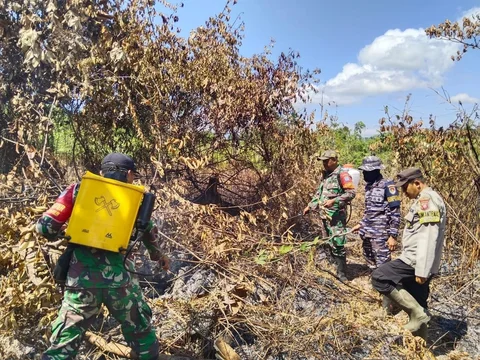 Personel TNI AL bersama tim gabungan memadamkan kebakaran lahan di Dusun Camarbulan Desa Temajuk Kecamatan Paloh Kabupaten Sambas, Kalimantan Barat,  Rabu (06/04/2026).