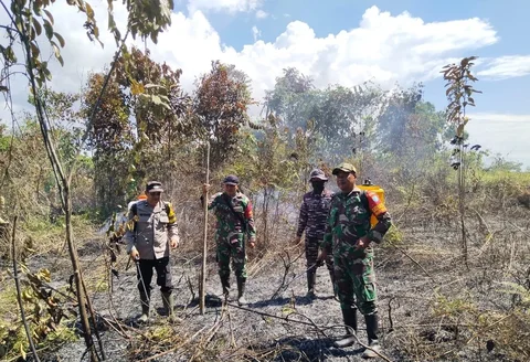 Personel TNI AL bersama tim gabungan memadamkan kebakaran lahan di Dusun Camarbulan Desa Temajuk Kecamatan Paloh Kabupaten Sambas, Kalimantan Barat,  Rabu (06/04/2026).
