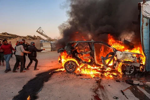 Kobaran api berkobar setelah serangan terhadap kendaraan jurnalis Palestina Mohammed Washeha di selatan Kota Gaza, Palestina, Rabu (08/04/2026).