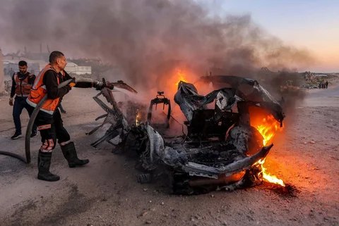 Petugas memadamkan api yang membakar kendaraan jurnalis Palestina Mohammed Washeha setelah serangan di selatan Kota Gaza, Palestina, Rabu (08/04/2026).