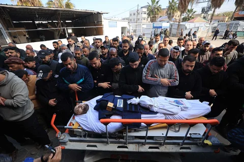 Para pelayat berdoa saat menghadiri pemakaman jurnalis Al Jazeera, Mohammad Wishah, yang tewas dalam serangan Israel, di Rumah Sakit Martir Al-Aqsa di Deir al-Balah di Jalur Gaza tengah, palestina, Kamis (09/04/2025).