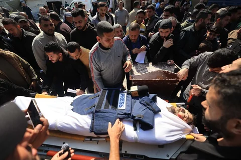 Para pelayat saat menghadiri pemakaman jurnalis Al Jazeera, Mohammad Wishah, yang tewas dalam serangan Israel, di Rumah Sakit Martir Al-Aqsa di Deir al-Balah di Jalur Gaza tengah, palestina, Kamis (09/04/2025).