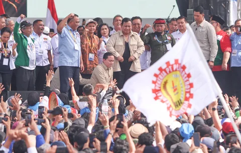 Presiden Prabowo Subianto melepas baju yang dikenakan  dalam peringatan Hari Buruh Internasional atau May Day 2026 di kawasan Monumen Nasional (Monas), Jakarta, Jumat (01/05/2026).