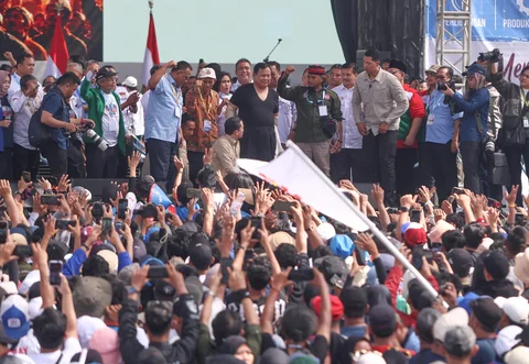 Presiden Prabowo Subianto melepas baju yang dikenakan dalam peringatan Hari Buruh Internasional atau May Day 2026 di kawasan Monumen Nasional (Monas), Jakarta, Jumat (01/05/2026).