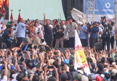 Presiden Prabowo Subianto melepas baju yang dikenakan dan membagikannya dalam peringatan Hari Buruh Internasional atau May Day 2026 di kawasan Monumen Nasional (Monas), Jakarta, Jumat (01/05/2026).