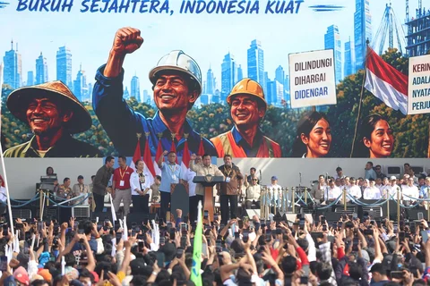 Presiden Prabowo Subianto didampingi sejumlah pimpinan organisasi-organisasi buruh menyampaikan pidato sambutan dalam peringatan Hari Buruh Internasional atau May Day 2026 di kawasan Monumen Nasional (Monas), Jakarta, Jumat (1/5/2026).