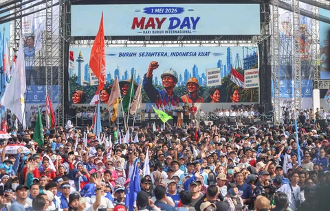 Presiden Prabowo Subianto didampingi sejumlah pimpinan organisasi-organisasi buruh menyampaikan pidato sambutan dalam peringatan Hari Buruh Internasional atau May Day 2026 di kawasan Monumen Nasional (Monas), Jakarta, Jumat (1/5/2026).
