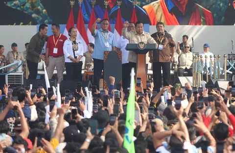 Presiden Prabowo Subianto didampingi sejumlah pimpinan organisasi-organisasi buruh menyampaikan pidato sambutan dalam peringatan Hari Buruh Internasional atau May Day 2026 di kawasan Monumen Nasional (Monas), Jakarta, Jumat (1/5/2026).