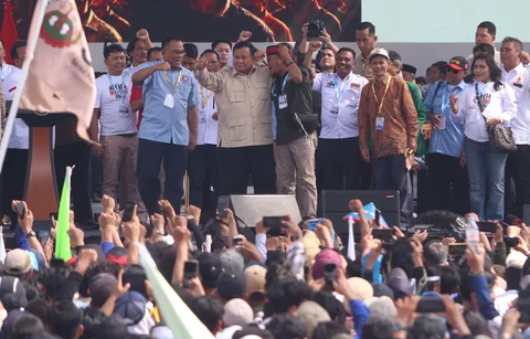 Presiden Prabowo Subianto didampingi sejumlah pimpinan organisasi-organisasi buruh menyampaikan pidato sambutan dalam peringatan Hari Buruh Internasional atau May Day 2026 di kawasan Monumen Nasional (Monas), Jakarta, Jumat (1/5/2026).